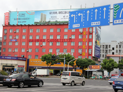 兩年未拆的違章廣告牌何時(shí)了結(jié)？寧波廣告設(shè)計(jì)與城市治理的困局